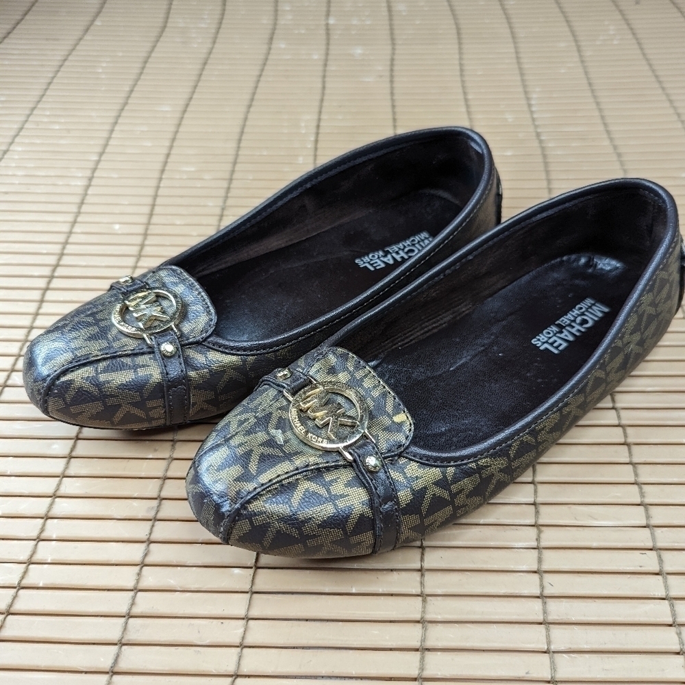 Michael Kors women's sz 5W signature logo loafers Flats. Great condition. 50pm